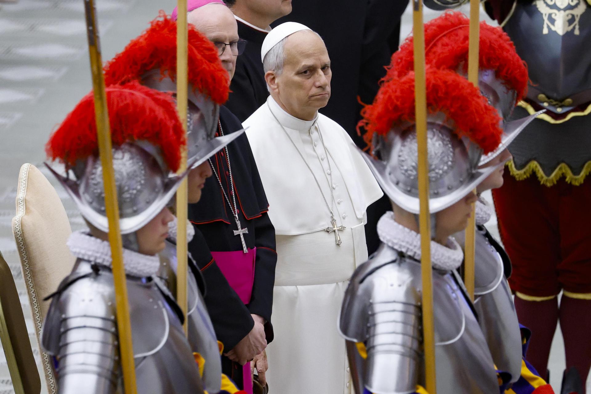 El papa León llamó a su banco en EE. UU. a cambiar sus datos: le colgaron y no le creyeron
