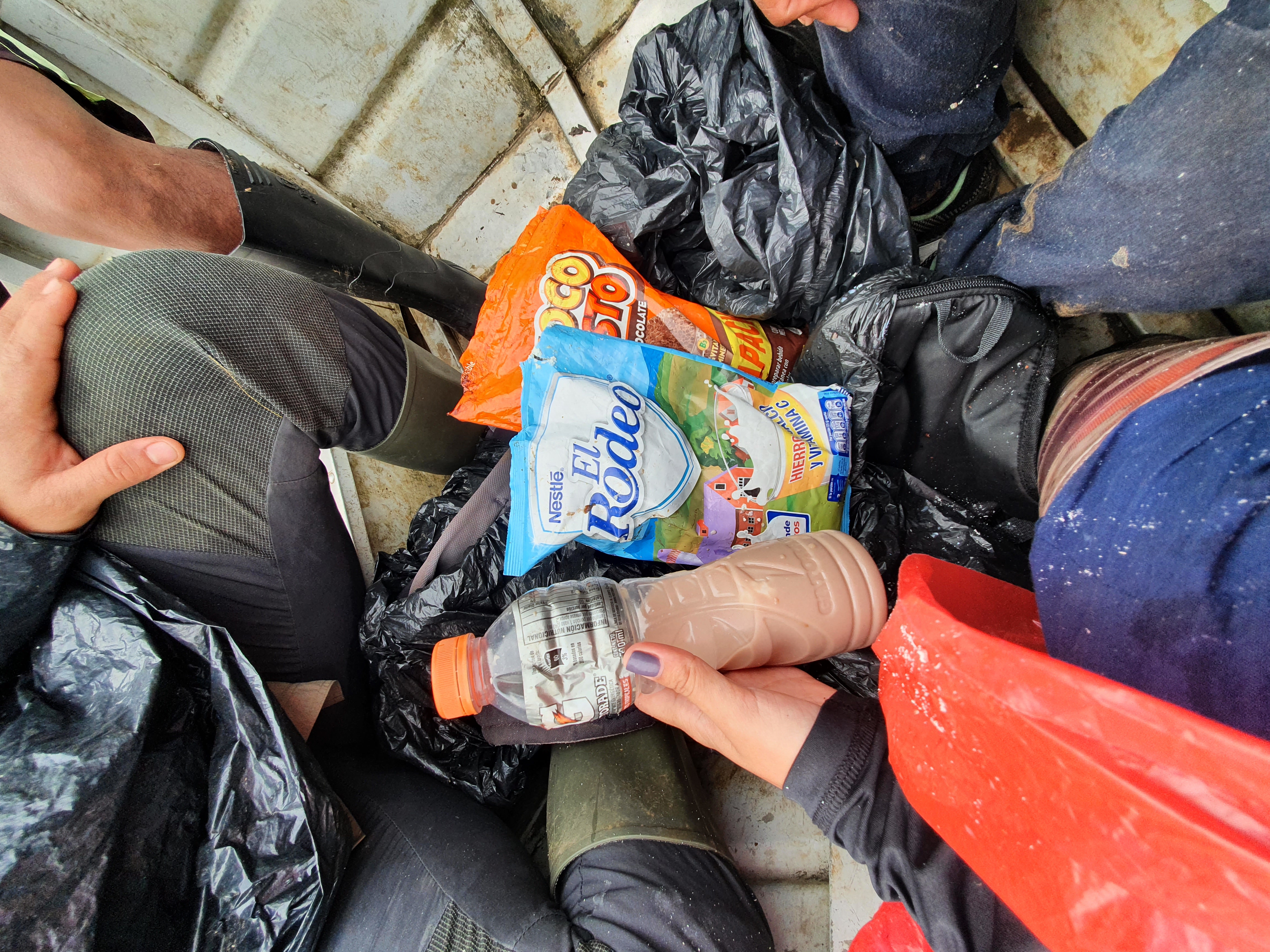 Agua de río, leche en polvo y chocolisto fueron algunas de las provisiones de los viajeros.