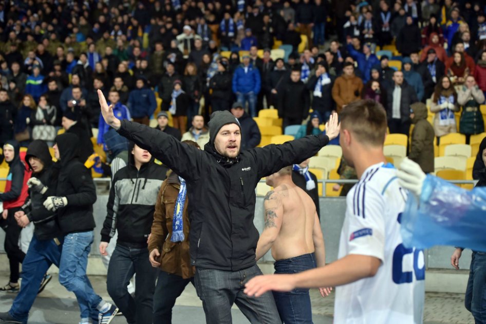 La UEFA sancionó al Dynamo Kiev y a Roma por incidentes en Europa League