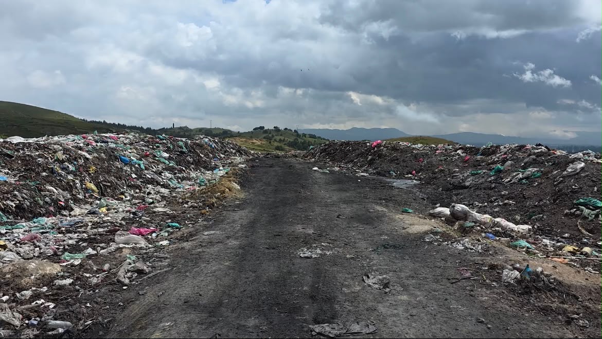 Hallaron basura mezclada y aves carroñeras: CAR suspende planta de residuos en Cundinamarca