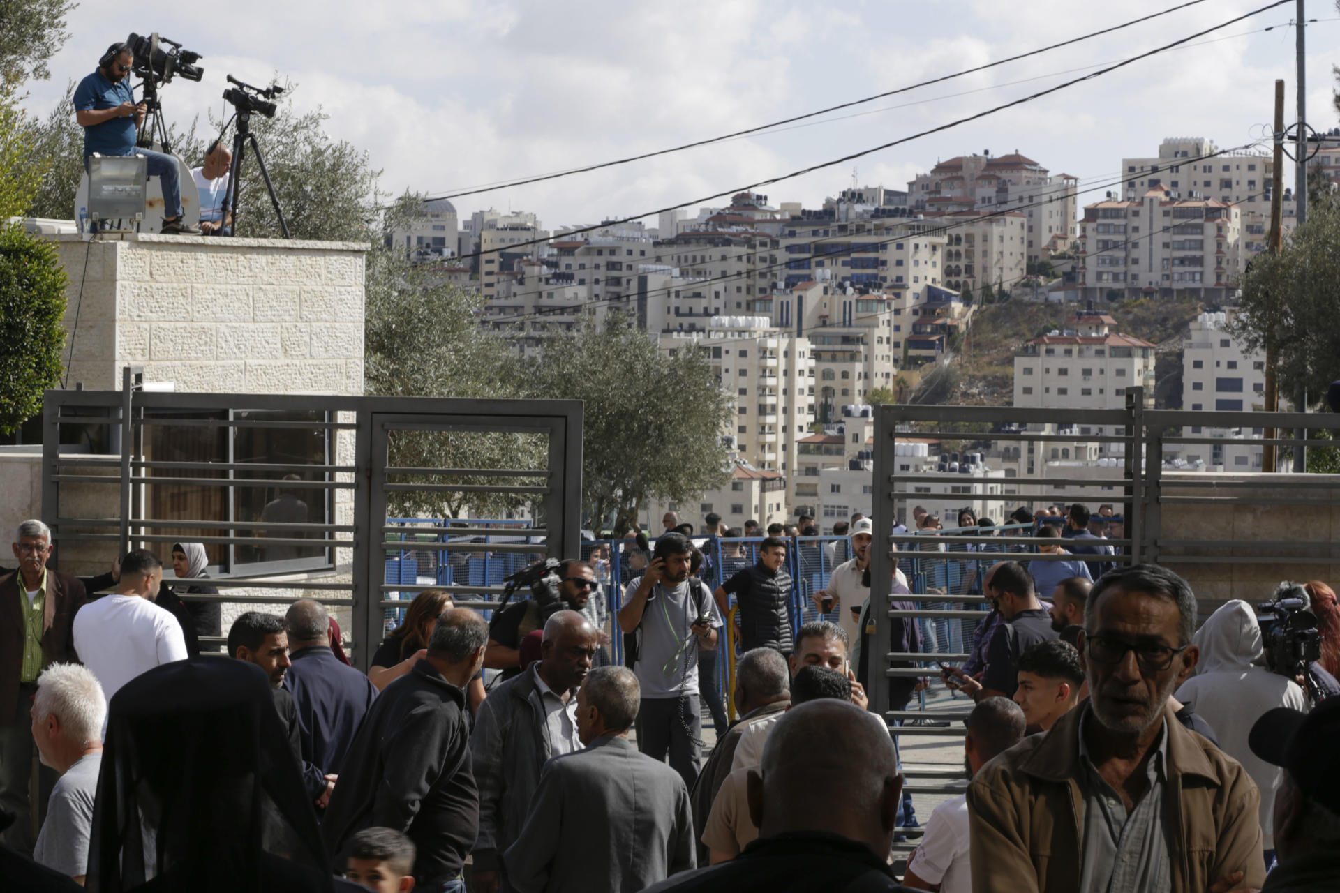 RAMALA (CISJORDANIA), 13/10/2025.- Familiares presos palestinos esperan su liberación tras el alto el fuego. Decenas de familias palestinas aguardan, frente al Palacio de Cultura en Ramala, la liberación de sus seres queridos de cárceles israelíes, en el marco del acuerdo de alto el fuego y tras la liberación de 20 rehenes israelíes vivos de la Franja de Gaza. EFE/Patricia Martínez
