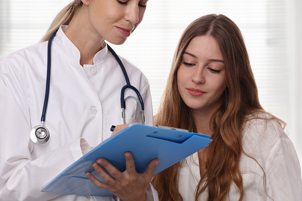 ¿A qué edad se debe hacer una adolescente el primer examen ginecológico?