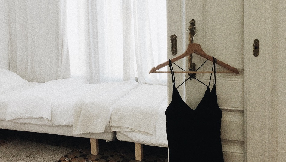 ¿Por qué la ropa negra u oscura da más calor?