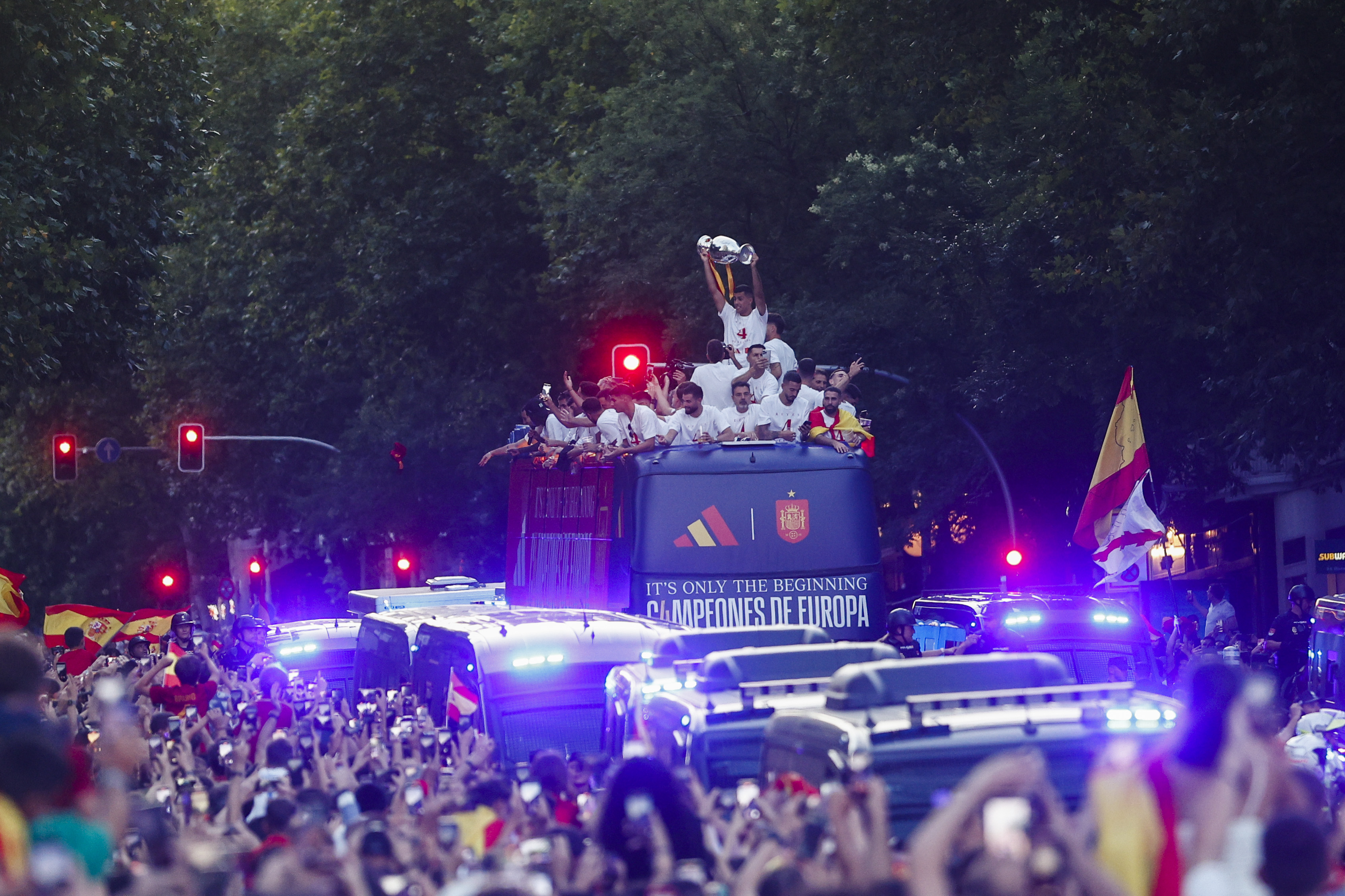 MADRID, 15/07/2024.- Los jugadores de la selección española celebran junto a miles de aficionados este lunes en Madrid tras conseguir el título de campeones de la Eurocopa al vencer ayer en la final a Inglaterra. EFE/ Rodrigo Jiménez