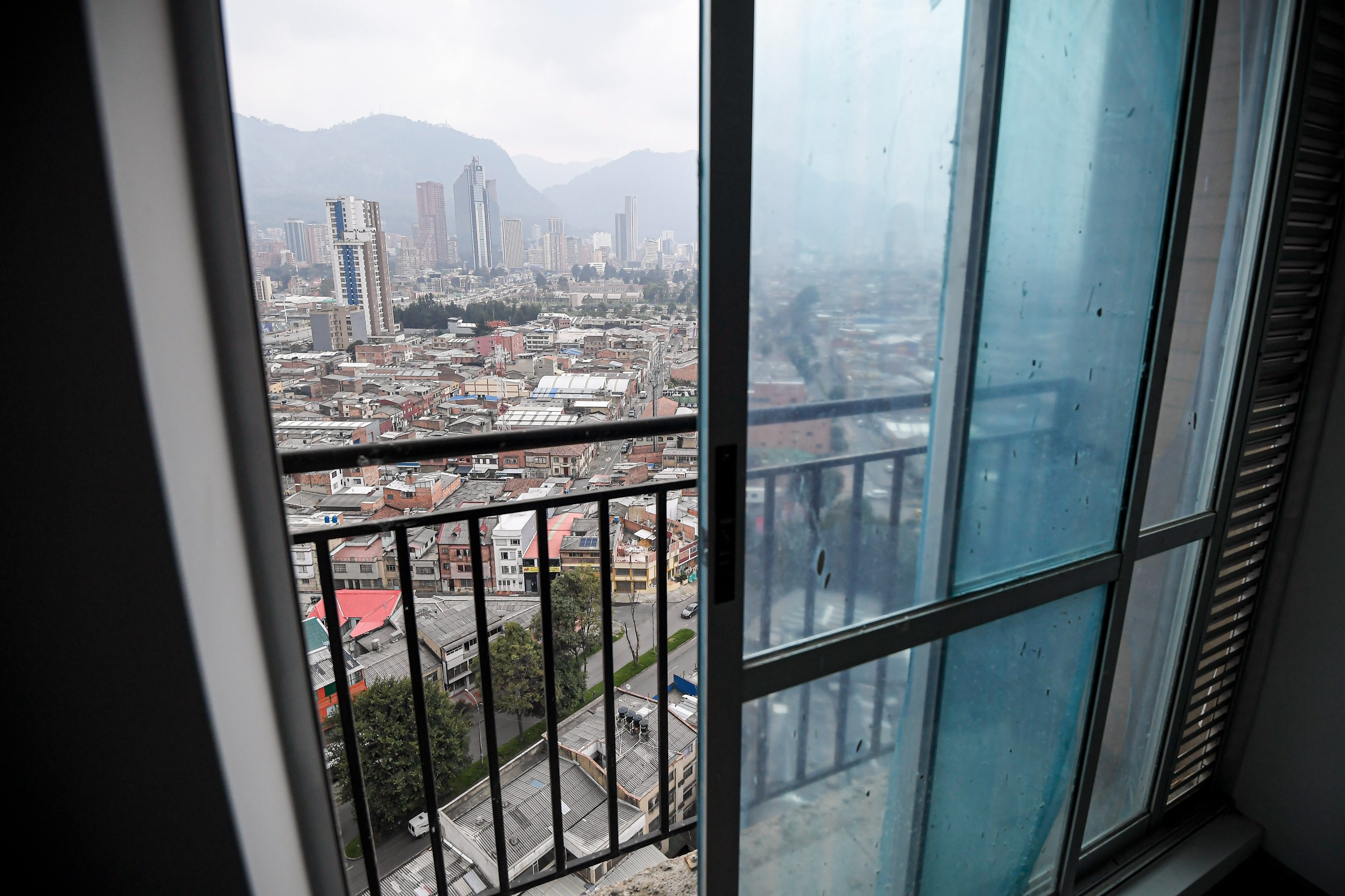 Edificio angosto en Bogotá se edificó al borde de las normas de construcción.