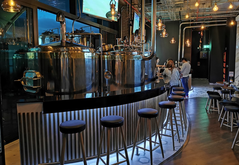 Tipos de cerveza:En esta cervecería boutique preparan su propia cerveza y tienen tres tipos. La Golden Ale Beer, que viene siendo una rubia muy ligera de 4.8 grados de alcohol con un pequeño toque de miel y malta; la Amber Ale Beer, esta con 5 grados está muy bien equilibrada, con un dulce inicio y toque amargo al final; la Brown Ale beer, una cerveza más amarga tiene notas tostadas y en ocasiones tendrán una cuarta dependiendo de la temporada. 