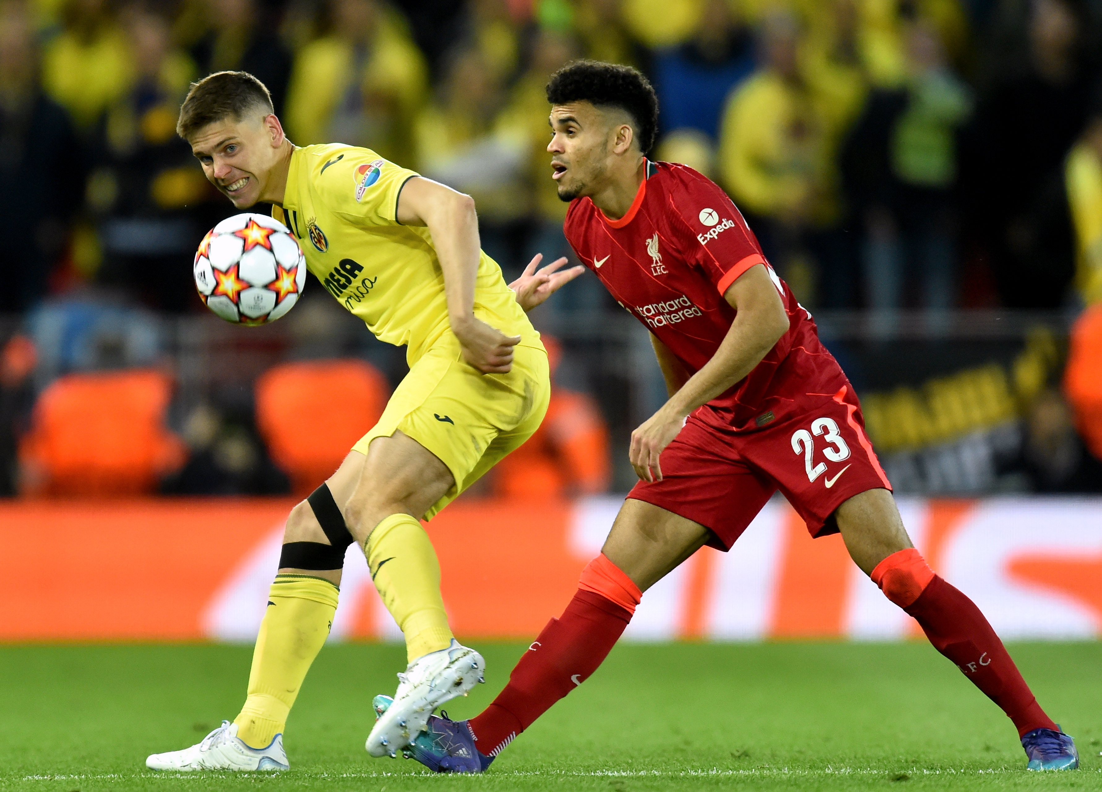 Liverpool (United Kingdom), 27/04/2022.- Villarreal's Pau Torres (L) in action against Liverpool's Luis Diaz during the UEFA Champions League semi final, first leg soccer match between Liverpool FC and Villarreal CF in Liverpool, Britain, 27 April 2022. (Liga de Campeones, Reino Unido) EFE/EPA/PETER POWELL