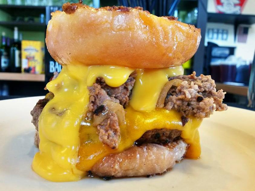 Bestial hamburguesa armada con donas se vende en Estados Unidos