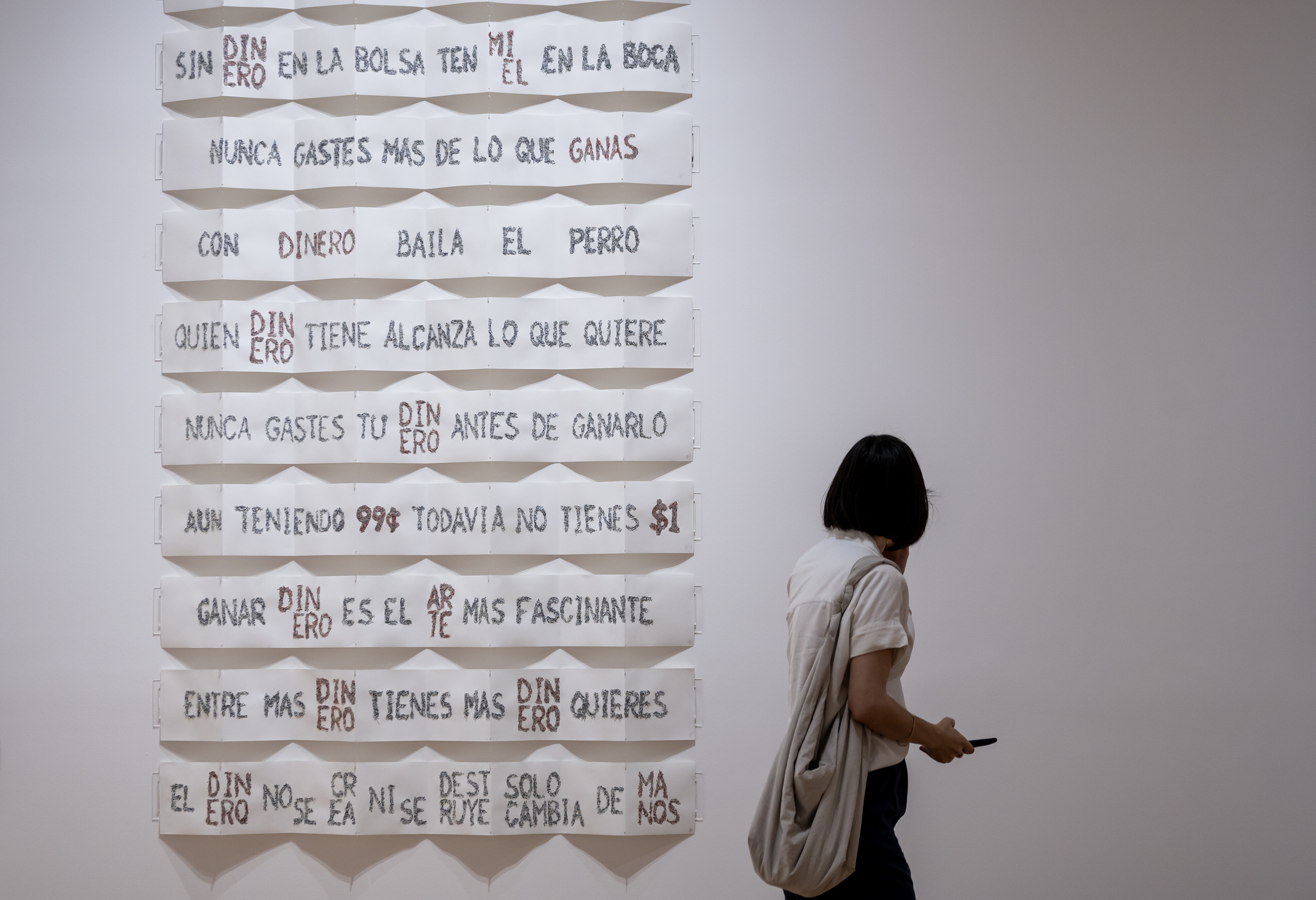 -FOTODELDÍA- MEX8364. MONTERREY (MEXICO), 22/06/2023.- Personas visitan hoy la exposición “Fuga y Entropía” del artista Miguel Rodríguez Sepúlveda, en el Museo de Arte Contemporáneo de Monterrey (México). El artista plástico mexicano Miguel Rodríguez Sepúlveda representa con palomitas de maíz el flujo migratorio de la región en una de sus obras de “Fuga y Entropía”, exposición que se centra en los últimos 20 años de su carrera y refleja su cuestionamiento del orden económico. EFE/Miguel Sierra