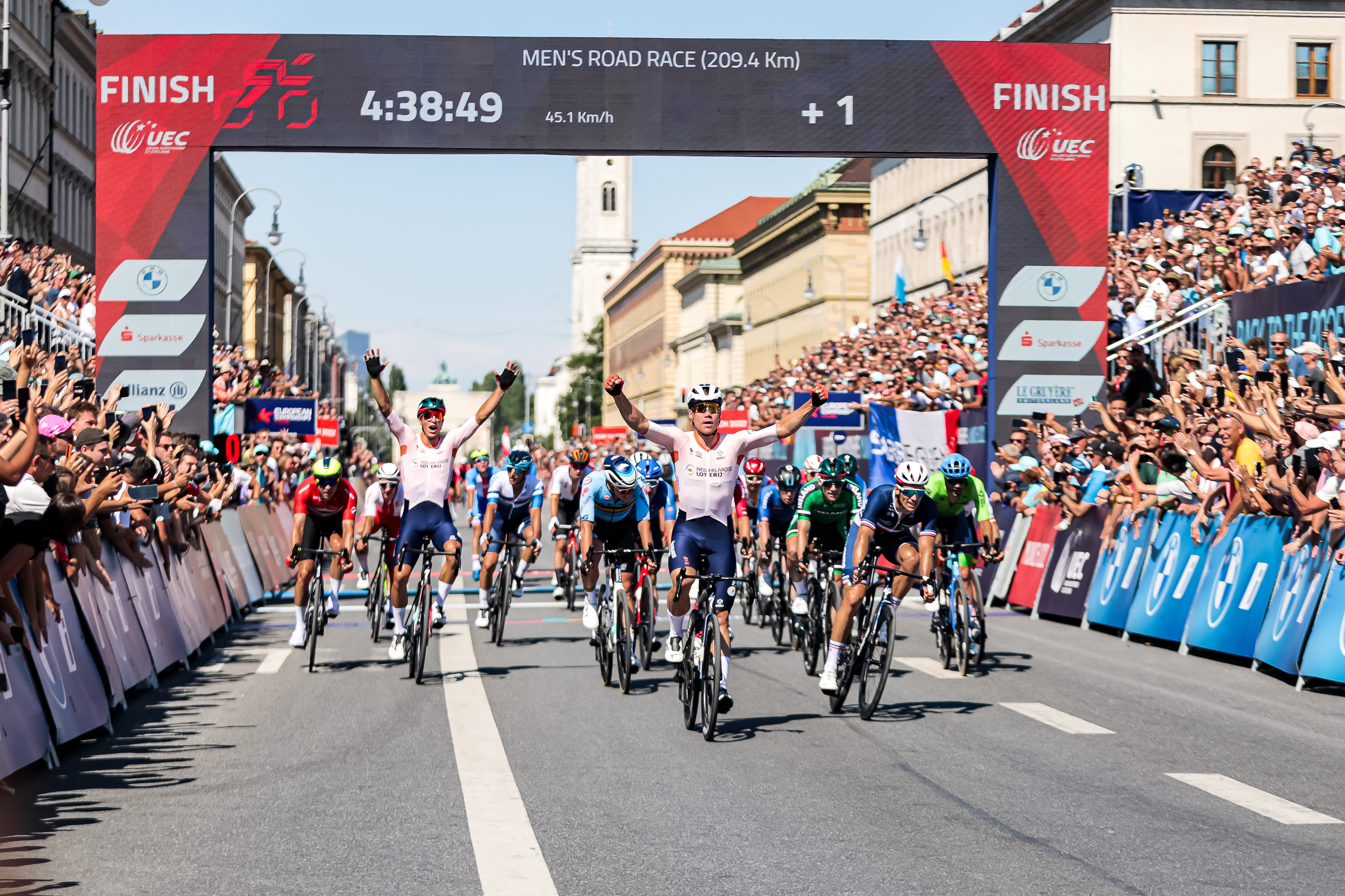 Munich (Germany), 14/08/2022.- Fabio Jakobsen of the Netherlands (C) after winning Gold at the Cycling Men's Road Race event at the European Championships Munich 2022, Munich, Germany, 14 August 2022. (Ciclismo, Alemania, Países Bajos; Holanda) EFE/EPA/LEONHARD SIMON