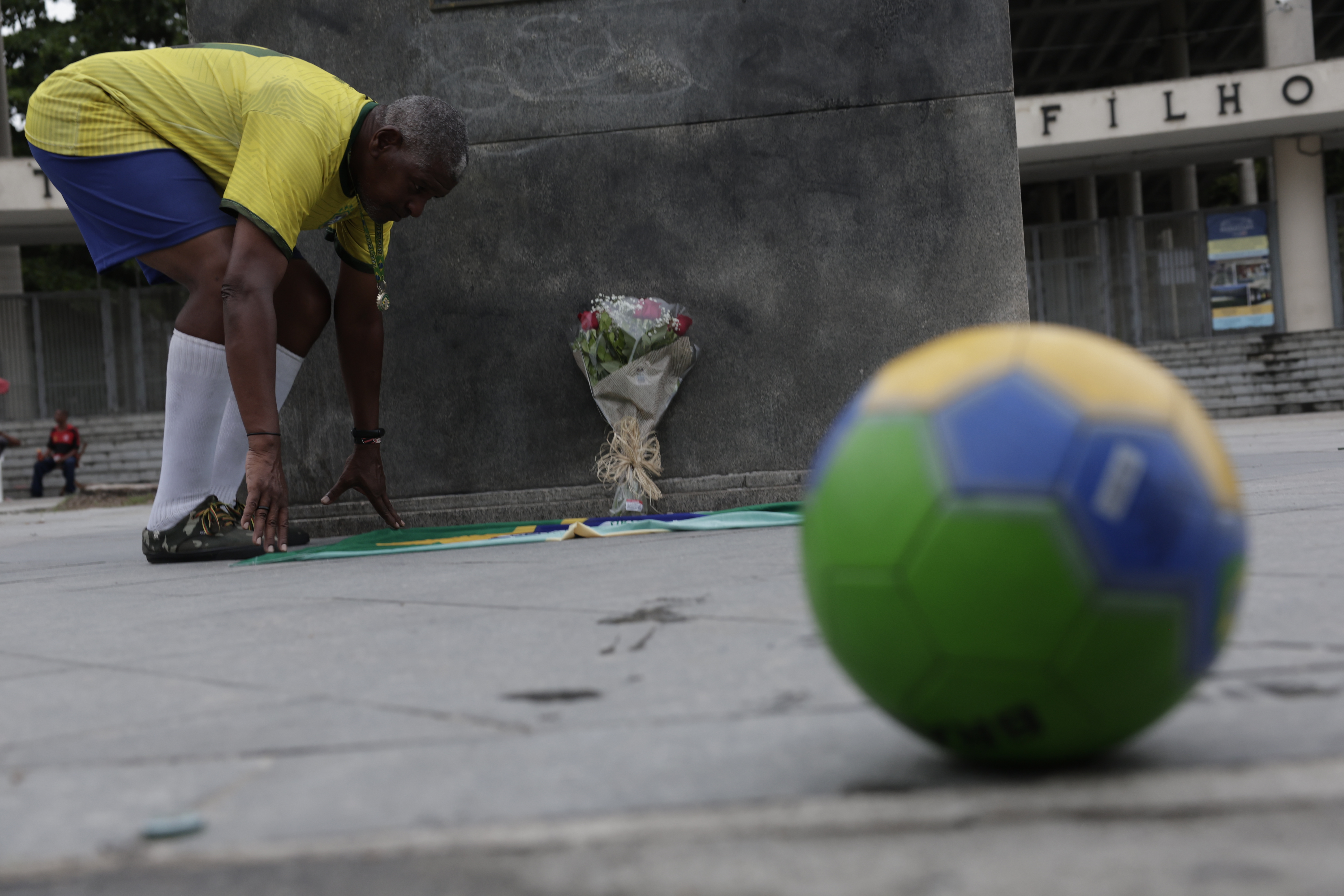 AME3196. RÍO DE JANEIRO (BRASIL), 29/12/2022.- El brasileño Marcio Da Silva rinde tributo a Pelé hoy, frente al estadio Maracaná de Río de Janeiro (Brasil). El brasileño Edson Arantes do Nascimento 'Pelé', considerado por muchos el mejor futbolista de todos los tiempos, murió este jueves a los 82 años, debido a las complicaciones del cáncer que padecía. EFE/ Antonio Lacerda