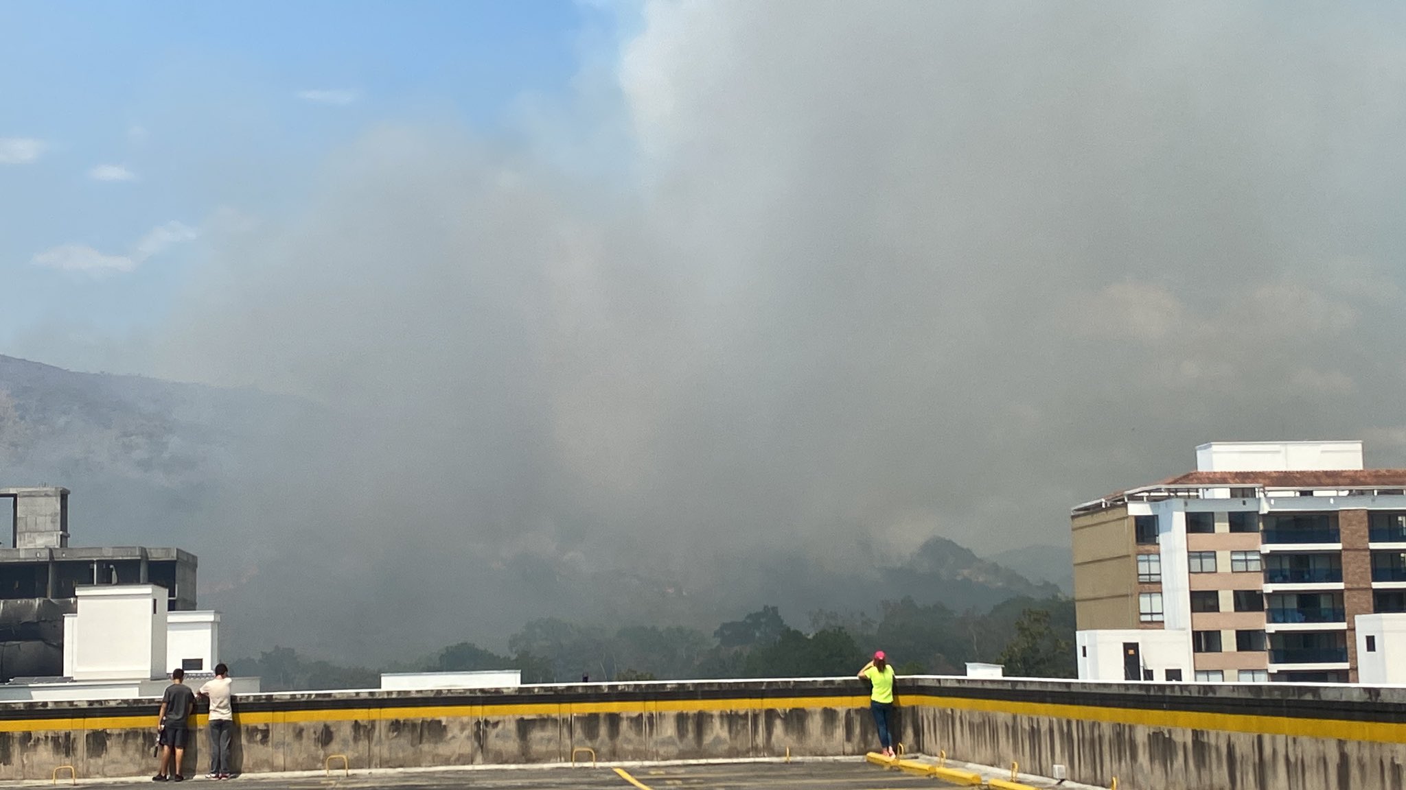 Una capa gris cubre Bucaramanga tras incendios, ¿cómo está la calidad del aire?