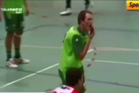 Jugador perdió el control al recibir beso durante un partido