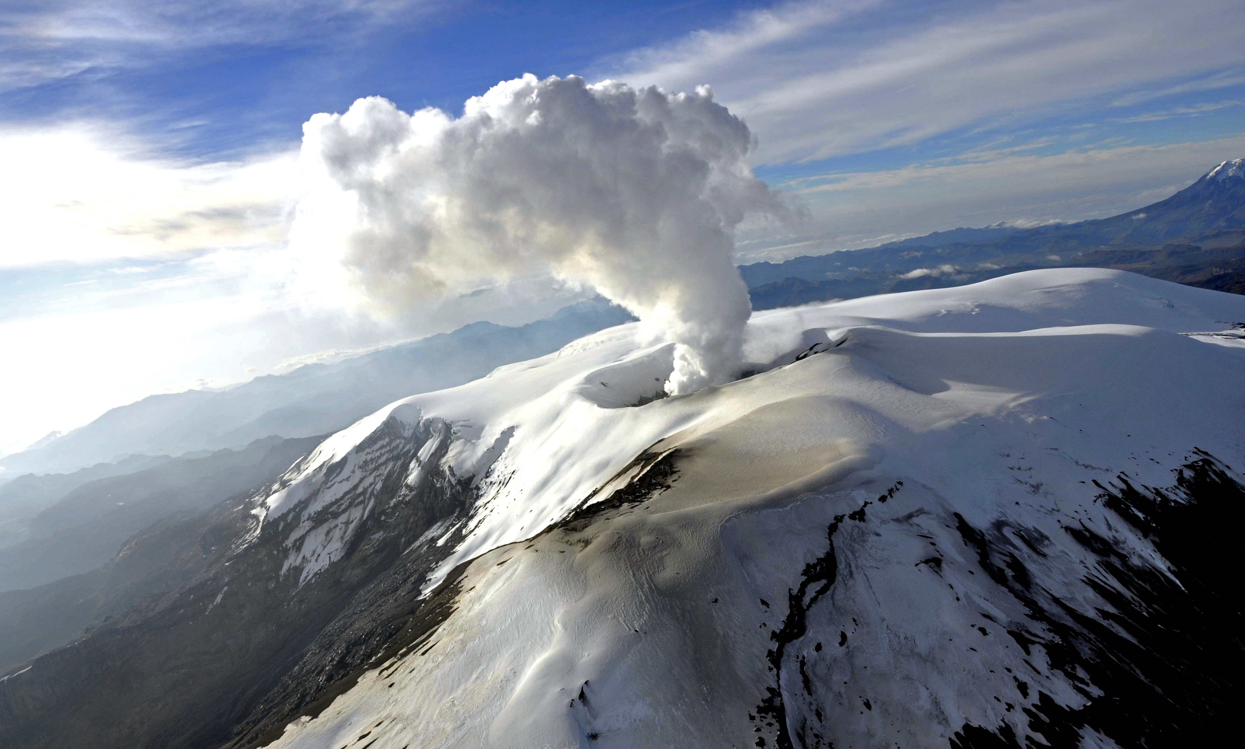 El Nevado del Ruiz muestra signos de estabilidad, pero aún puede hacer erupción
