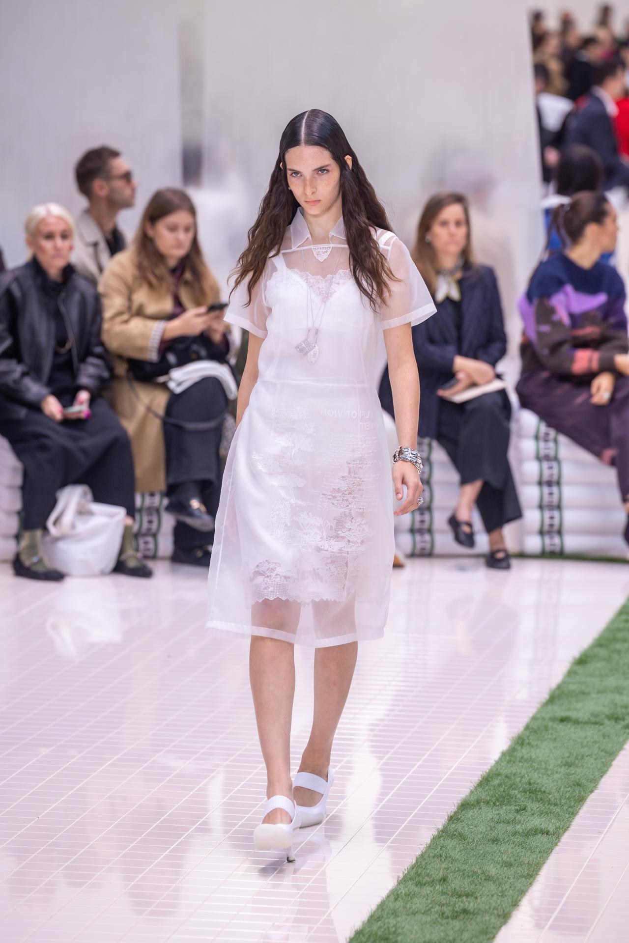 PARIS (France), 05/10/2025.- A model presents a creation from the Spring/Summer 2026 collection from Greek designer Pelagia Kolotouros for Lacoste during the Paris Fashion Week, in Paris, France, 05 October 2025. The presentation of the women's ready-to-wear collections runs from 29 September to 07 October 2025. (Moda, Francia) EFE/EPA/CHRISTOPHE PETIT TESSON
