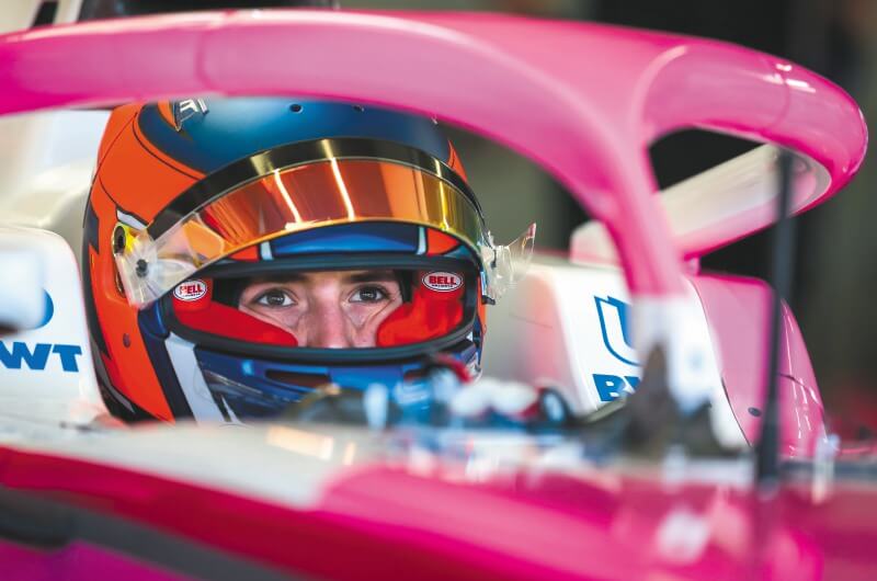 A un paso de la F1: Tatiana Calderón llegó con su monoplaza rosado a la Fórmula 2