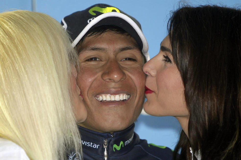Nairo Quintana es felicitado por las modelos de la Vuelta al País Vasco en el podio. / EFE