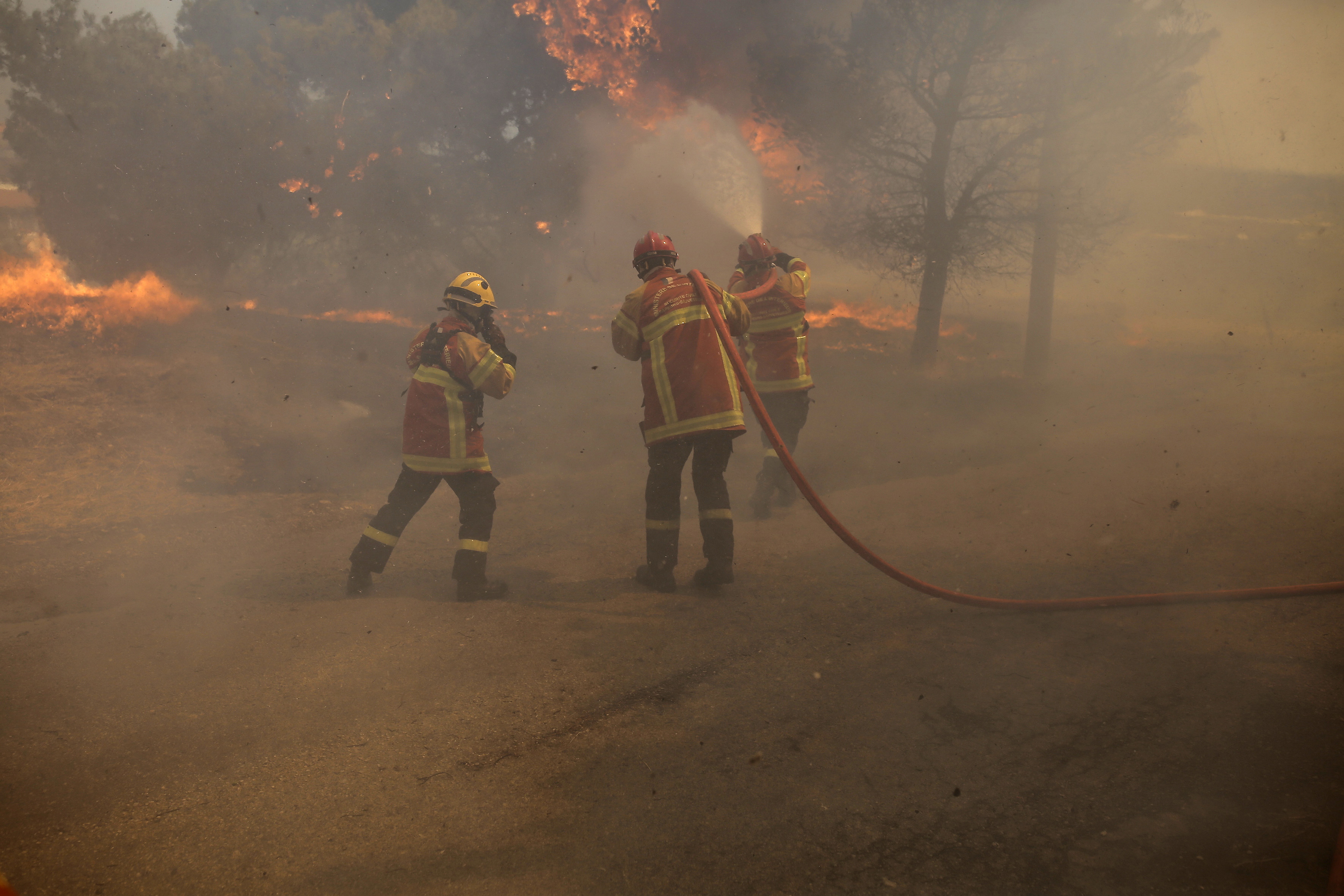 Alrededor de 25.000 personas tuvieron que evacuar por los incendios en Grecia
