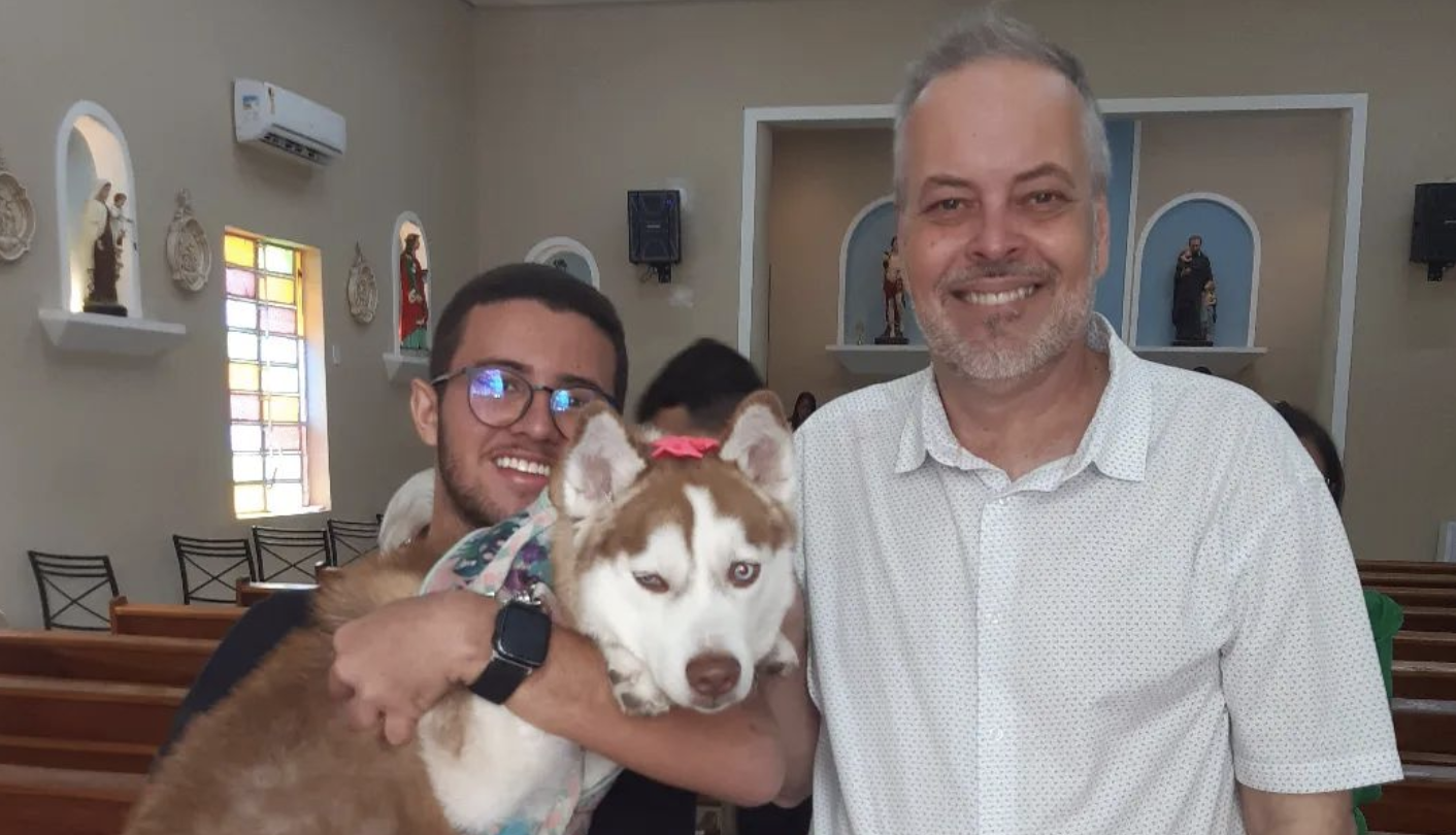 “Es un ángel”: Padre rescata a perros para darlos en adopción durante sus misas