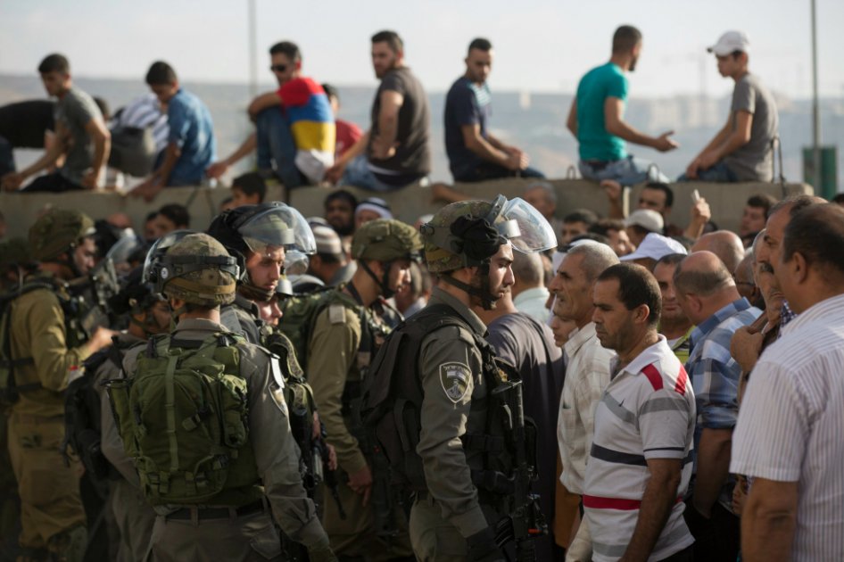 Palestinos esperan para cruzar la frontera a través del puesto de control de Qalandia, que lleva a Jerusalén desde Cisjordania. / EFE