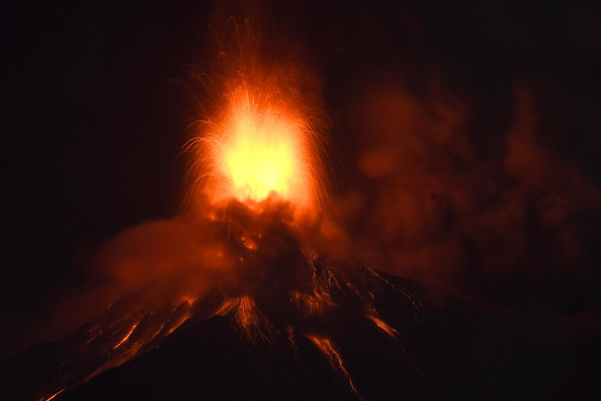 Cientos de personas han sido evacuadas por erupción de volcán de Fuego en Guatemala