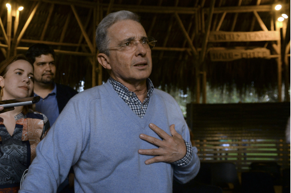 Álvaro Uribe pide que lo perdonen y lo defiendan ante “tal error”
