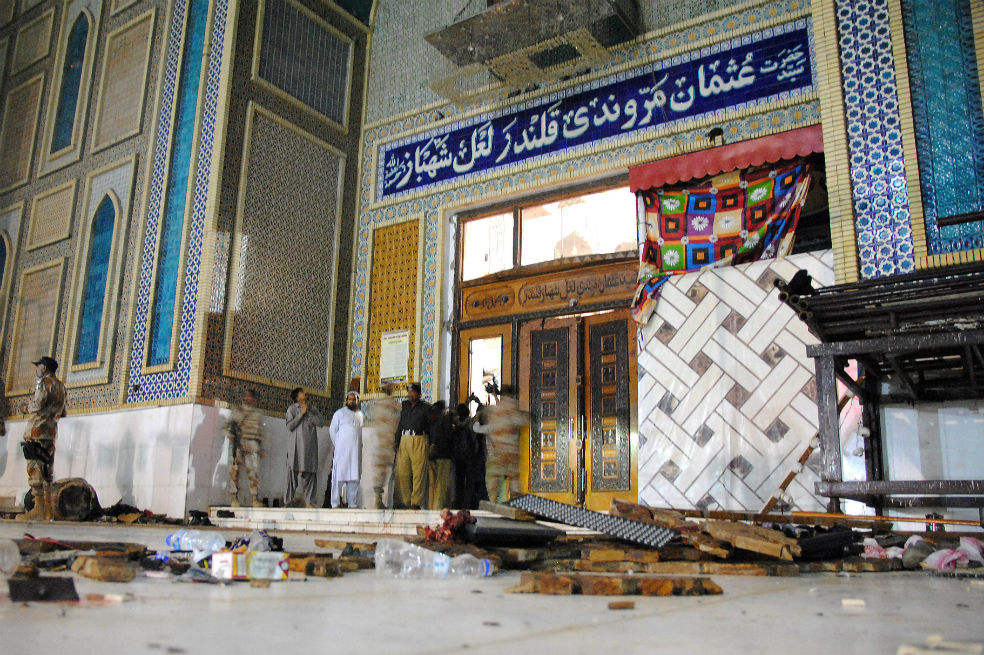 Pakistán: 70 muertos por atentado suicida en un templo