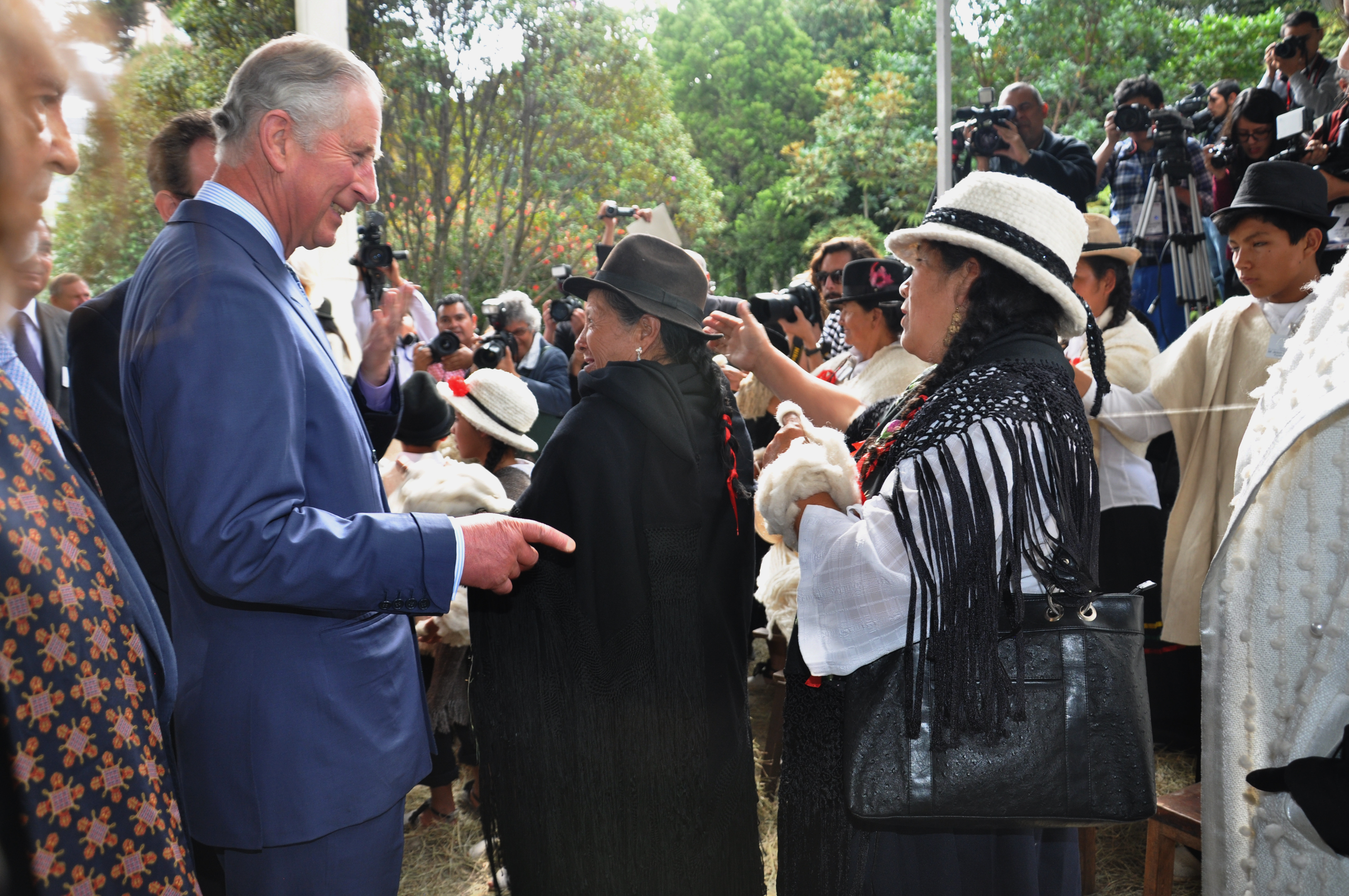 Cuando aún era príncipe de Gales, Carlos vino a Colombia en compañía de su esposa, Camila, entonces duquesa de Cornualles, para reforzar las relaciones con Reino Unido. Fu recibido por el presidente Juan Manuel Santos y visitó proyectos de agricultura sostenible en varias partes del país.