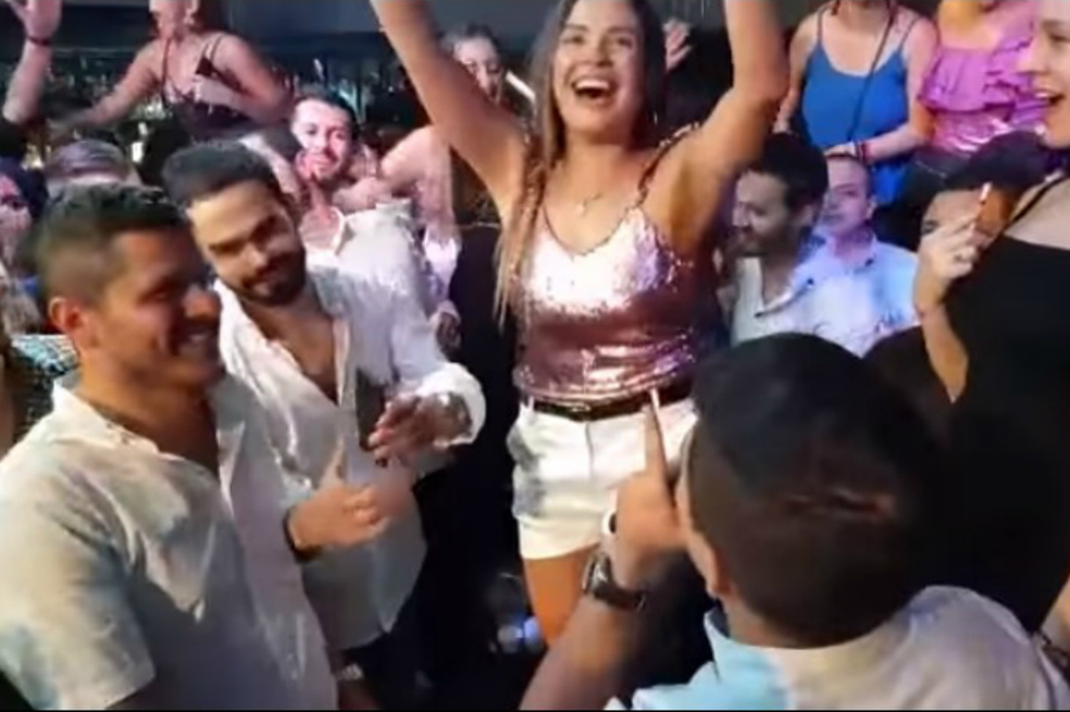 La emotiva propuesta de matrimonio en medio de un concierto de Piso 21