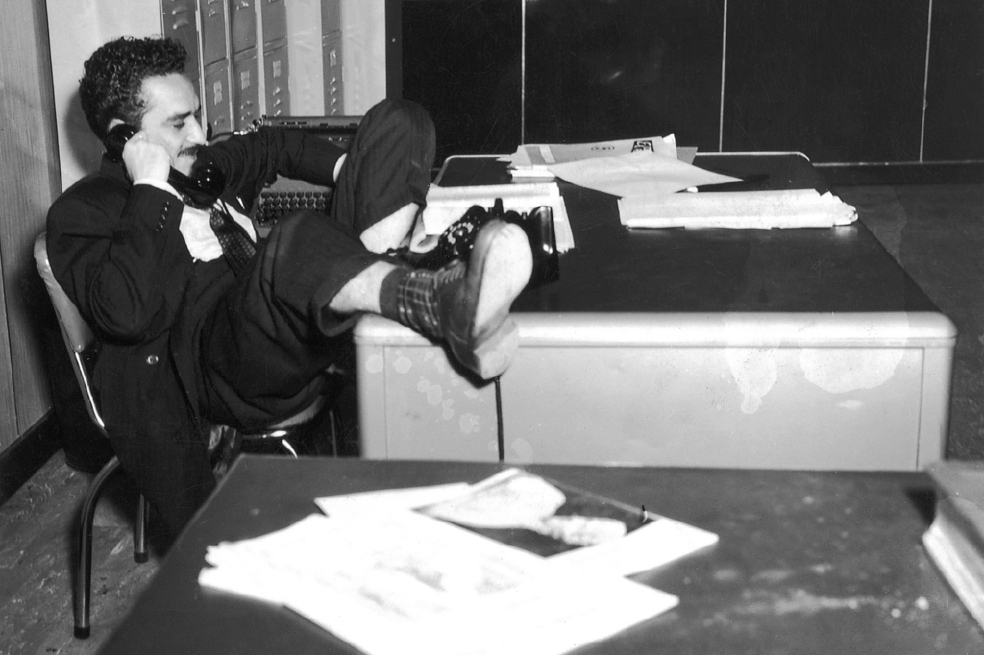 Gabriel García Márquez a mediados del siglo pasado, en la redacción de El Espectador en Bogotá. / Archivo