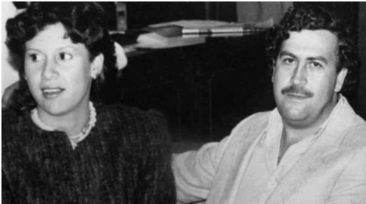Esta es la foto original de Pablo Escobar, quien sale con su esposa Victoria Eugenia Henao, tomada en 1983.