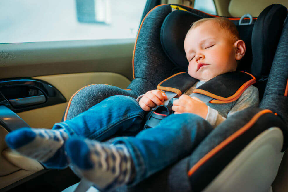 Fabricantes de vehículos buscan prevenir las muertes de bebés dejados en el carro