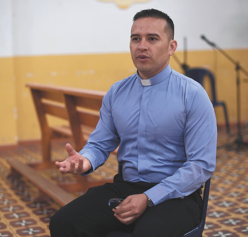 Javier Porras, el joven párroco contra el que iba el atentado en Caldono, Cauca