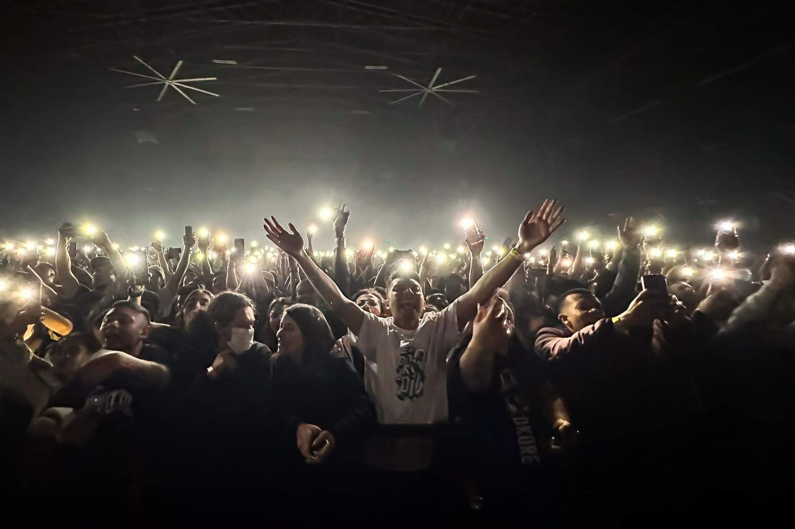 Los bajos se sentían potentemente en el pecho y los corazones empezaban a latir al ritmo de beats clásicos. Z-Kruel, más allá de prender la fiesta, hizo recordar al Dj Kool Herc, quien estuvo a cargo de las tornamesas en el Rec Room del Bronx de Nueva York, la fiesta que reunió a Mc’s, Dj’s, breakers y graffiteros el 11 de agosto de 1973, el día en que se inició una revolución en la cultura a través del hip hop.