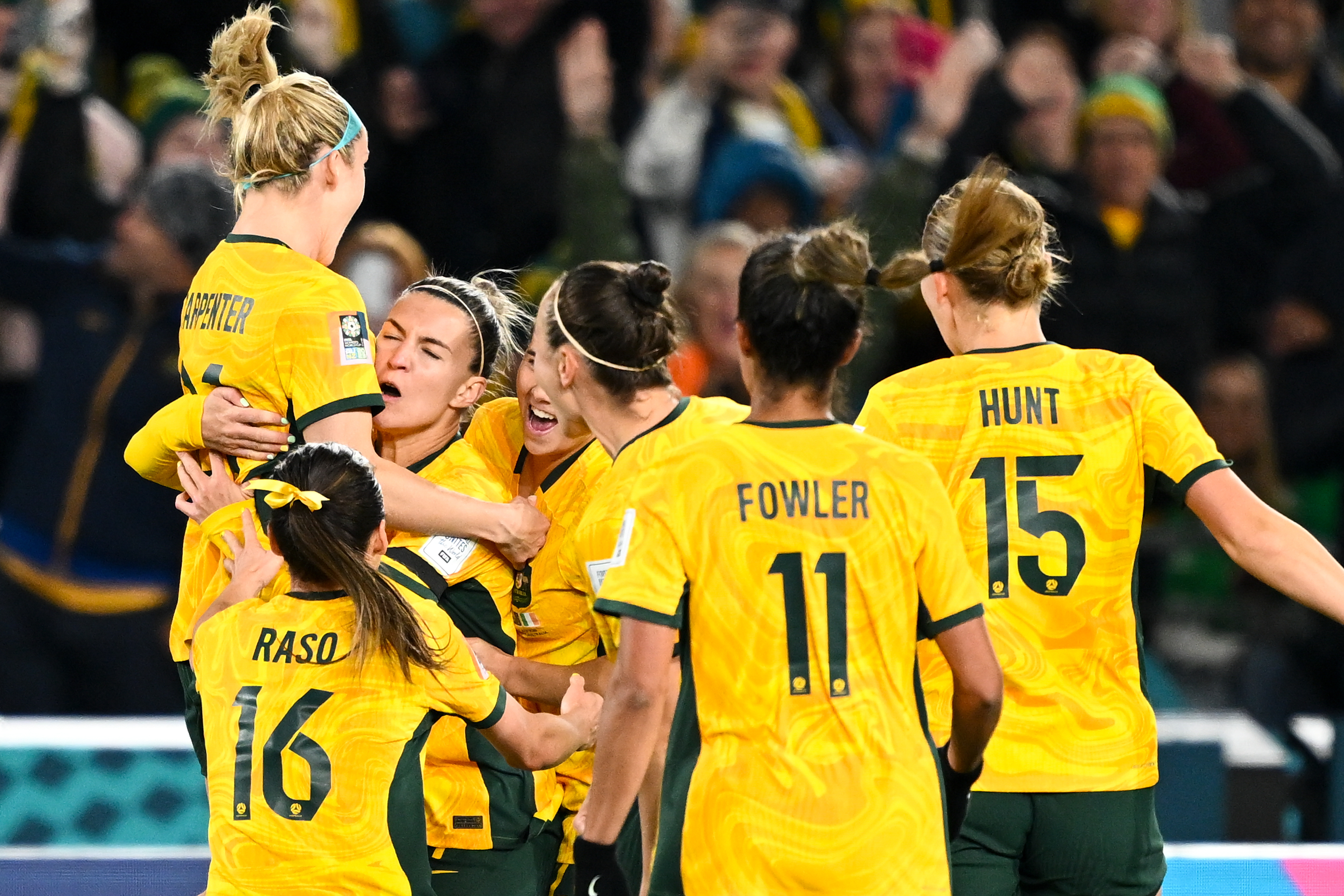 Sydney (Australia), 20/07/2023.- Steph Catley of Australia (centre) celebrates with team mates after scoring a penalty goal during the FIFA Women's World Cup 2023 soccer match between Australia and the Republic of Ireland at Stadium Australia in Sydney, Australia, 20 July 2023. (Mundial de Fútbol, Irlanda) EFE/EPA/DAN HIMBRECHTS NO ARCHIVING, EDITORIAL USE ONLY AUSTRALIA AND NEW ZEALAND OUT