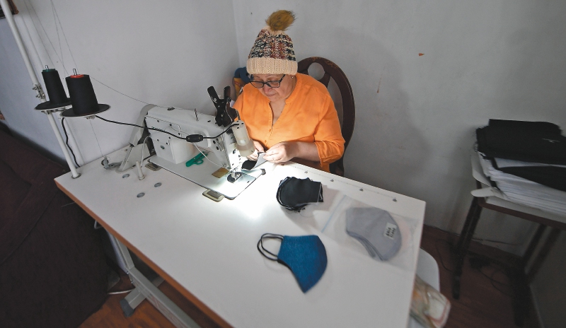 Productos para evitar  el covid: el negocio que murió con la reactivación