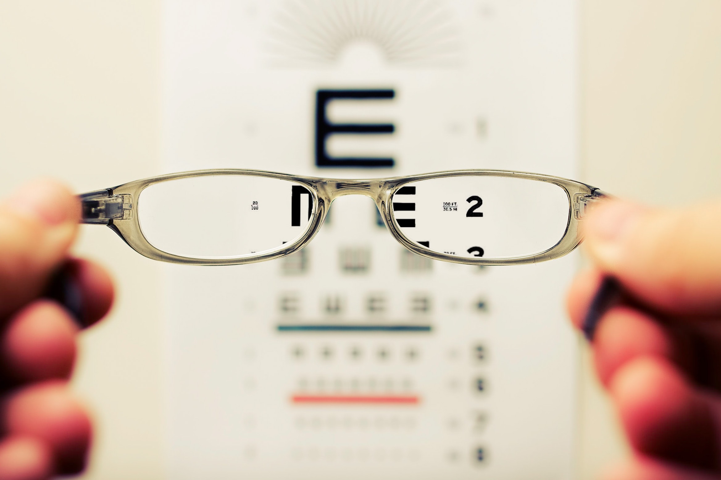 La visión borrosa es una de las causas del síndrome del ojo seco