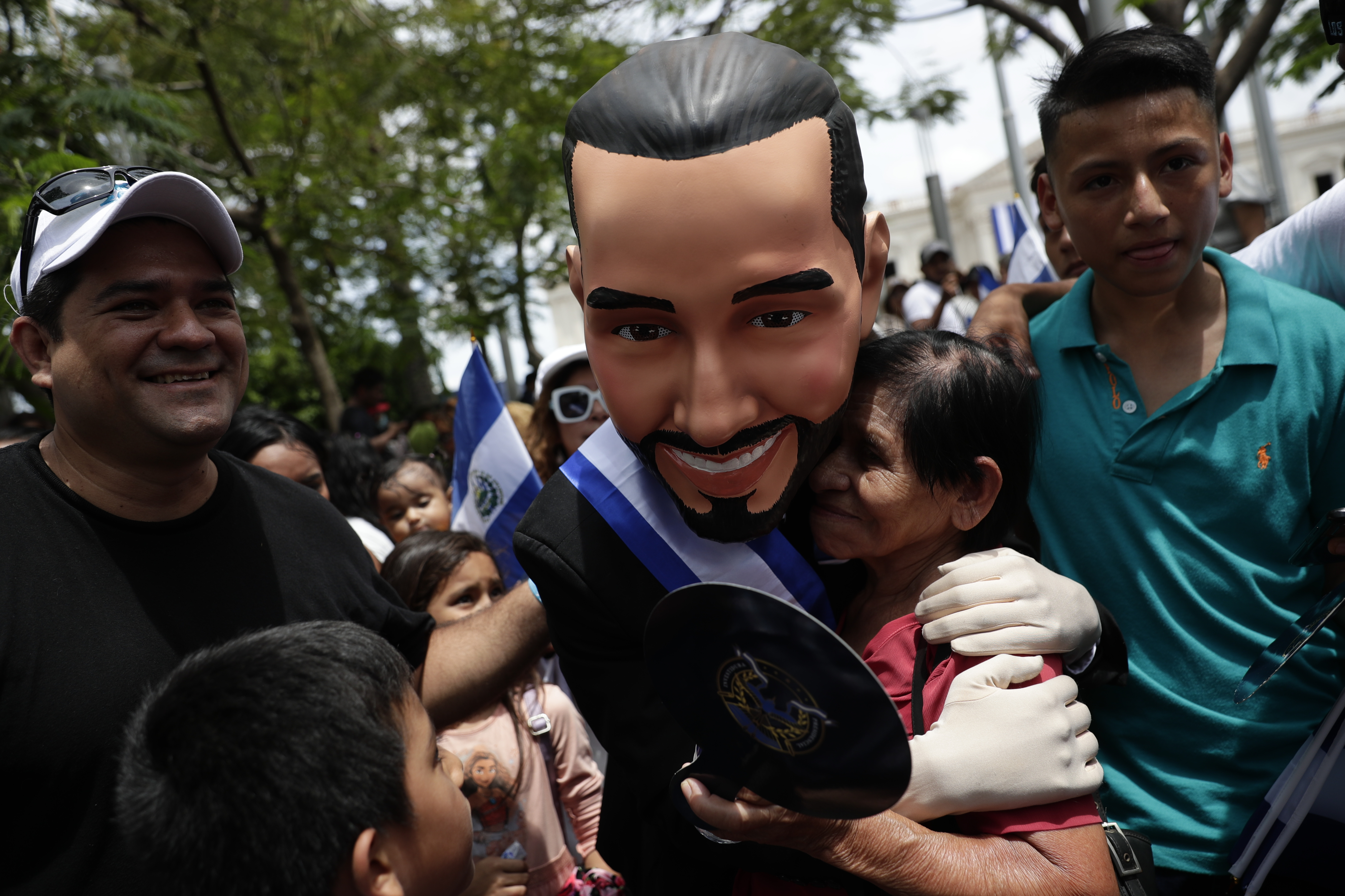 Bukele anuncia despidos masivos públicos para “ahorrar” fondos en El Salvador