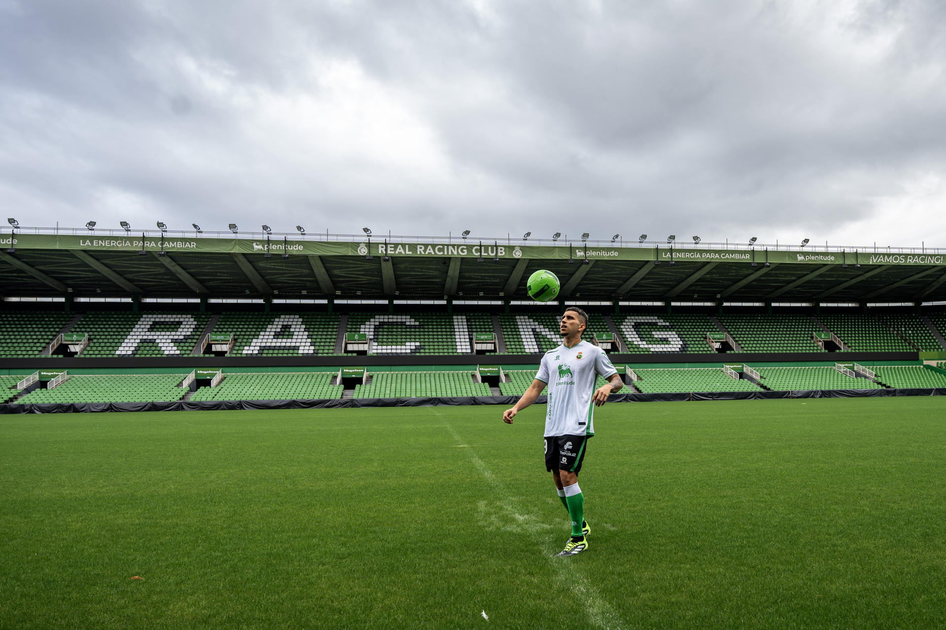 “Nos tocó la lotería”: Racing de Santander presentó a Gustavo Puerta en España