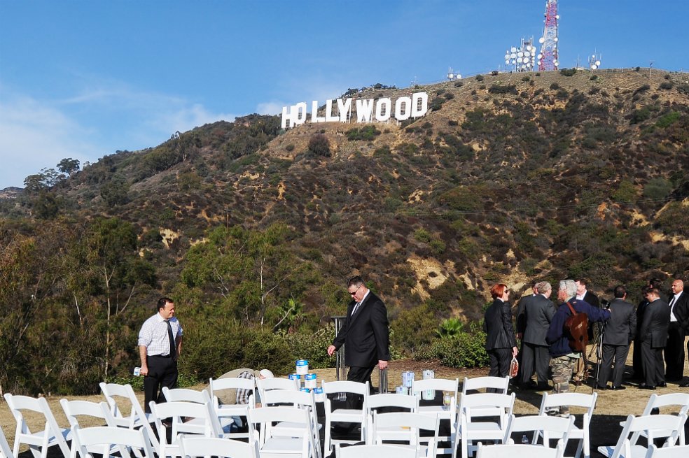Warner Bros propone construir un teleférico hacia el cartel de Hollywood