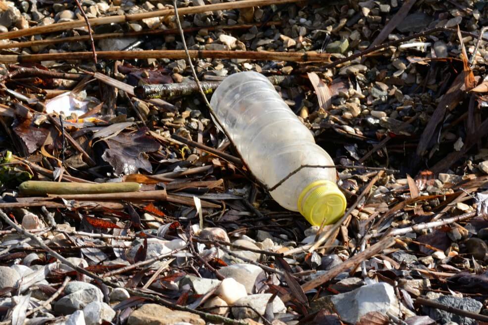 La isla del Océano Atlántico que se inundó de botellas plásticas