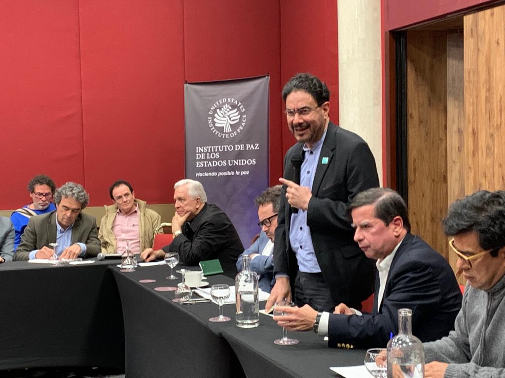 El senador Iván Cepeda presidió el evento convocado en el Salón Rojo del Hotel Tequendama por la plataforma "Defendamos la Paz".