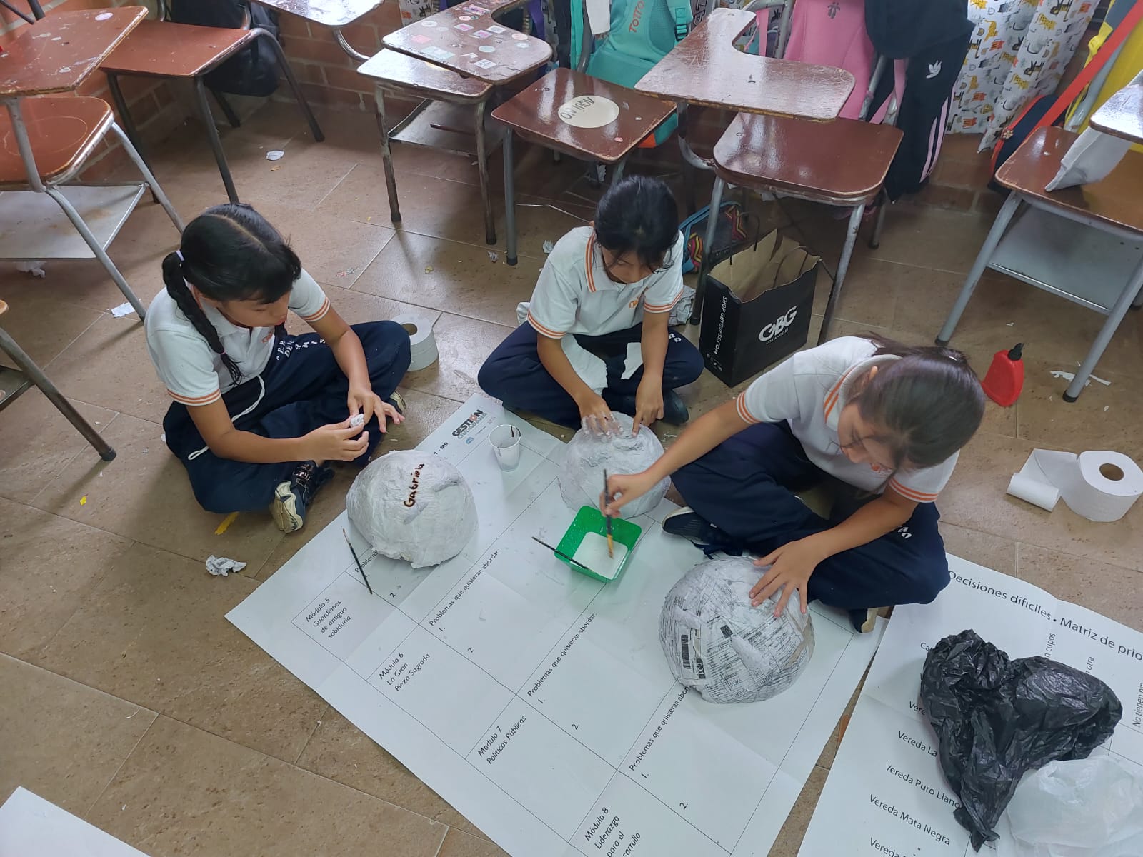 Estudiantes de cuarto grado del Liceo La Amistad de Cali realizando máscaras para actividad sobre pluralidad de voces.