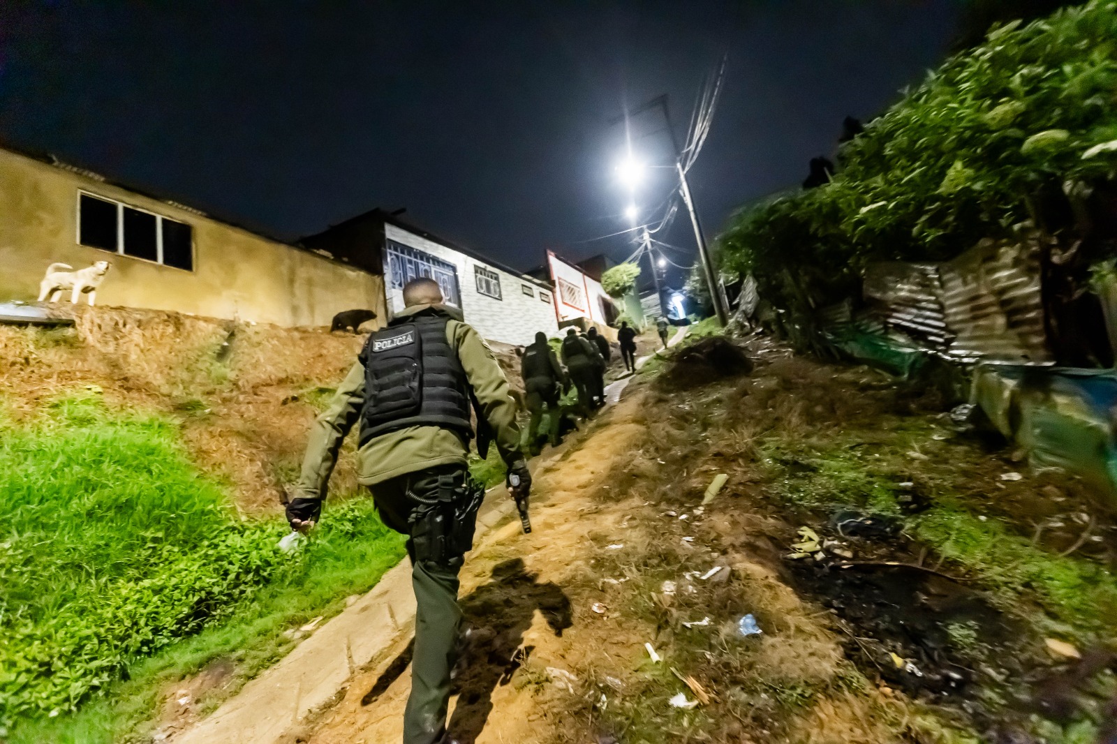 La policía captura a 18 personas, tras operación en zona de invasión en Usme