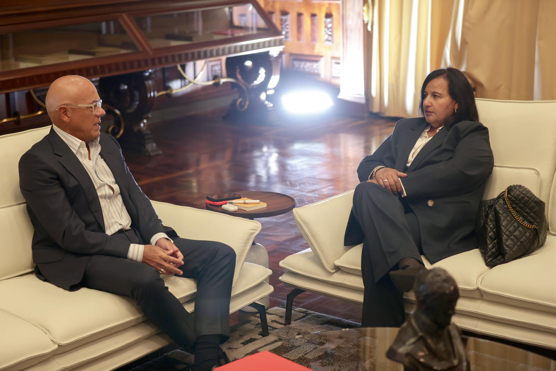 Diálogo entre oposición y oficialismo inicia sin aval ni discusión en Venezuela