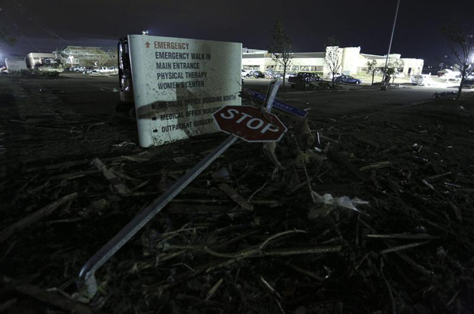 Buscan sobrevivientes de devastador tornado en Oklahoma que dejó 24 muertos