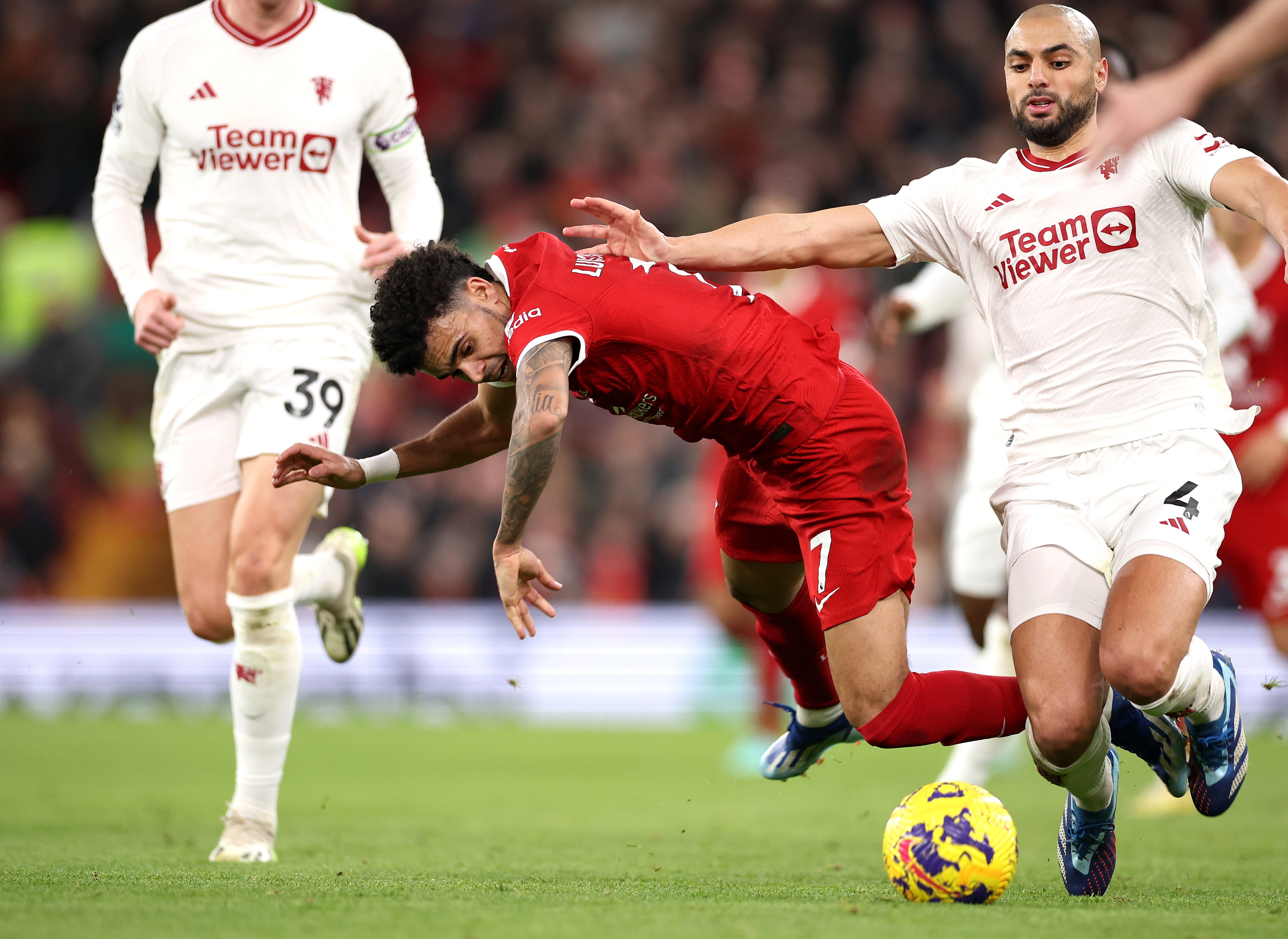 Liverpool y Manchester United protagonizaron frío empate: ¿cómo le fue a Luis Díaz?