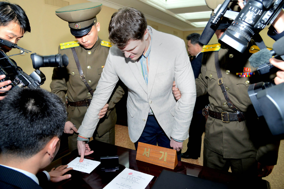 Familia del estadounidense liberado en Corea del Norte denuncia maltrato