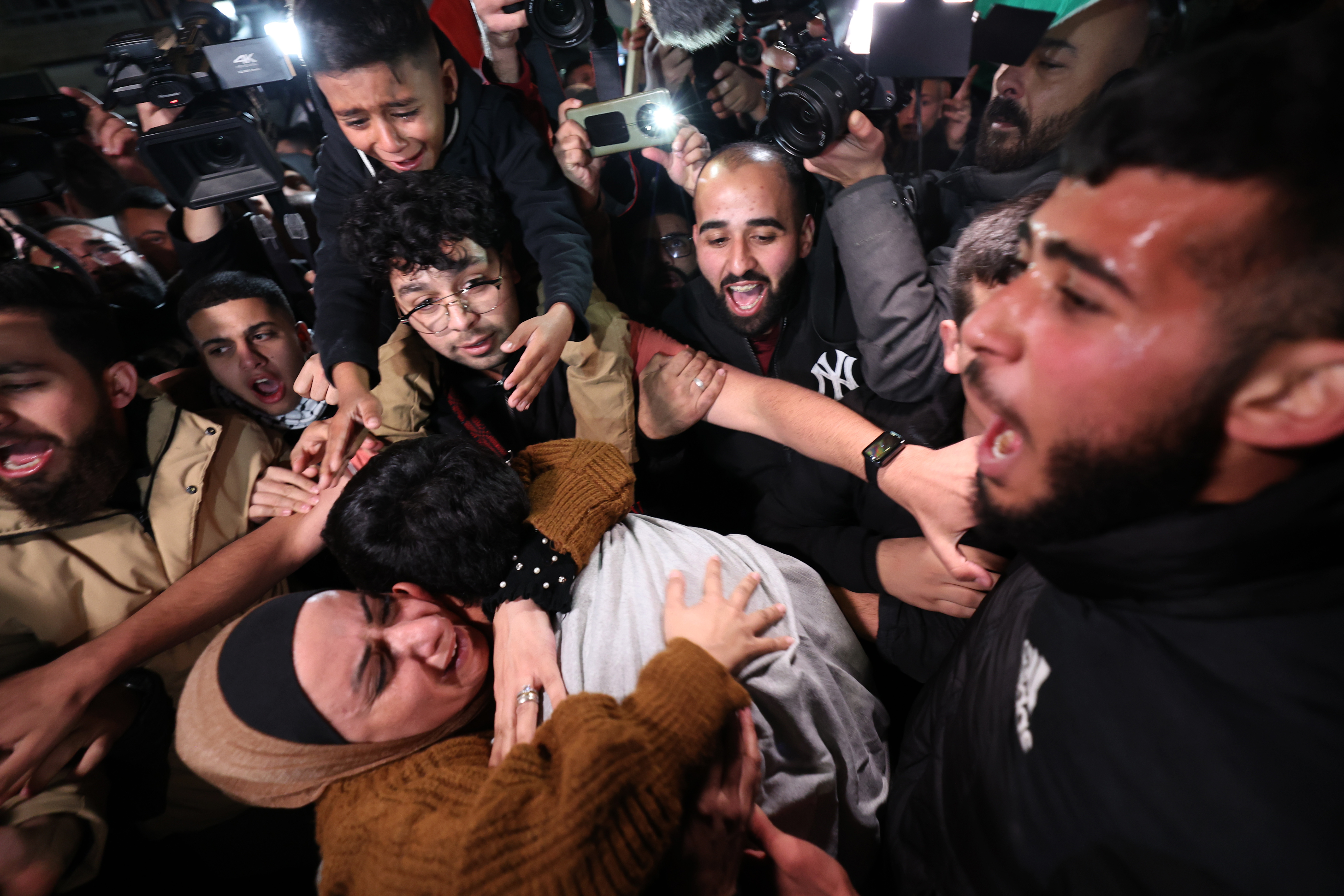 Ramallah (--), 26/11/2023.- A Palestinian hugs a family member after being released as part of the deal between Israel and Hamas, in the West Bank city of Ramallah, 26 November 2023. Israeli authorities confirmed on 26 November that 17 people who were held hostage by Hamas in Gaza had been released in exchange for 39 Palestinian prisoners. Israel and Hamas had agreed to a four-day ceasefire mediated by Qatar, the USA, and Egypt, that came into effect on 24 November and includes a deal for the release of people held by Hamas in the Gaza Strip in exchange for Palestinians detained in Israeli prisons. (Egipto, Catar, Ramala) EFE/EPA/ATEF SAFADI