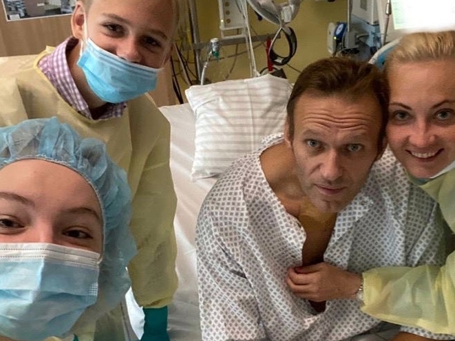 Putin sugiere que Navalny se envenenó a sí mismo